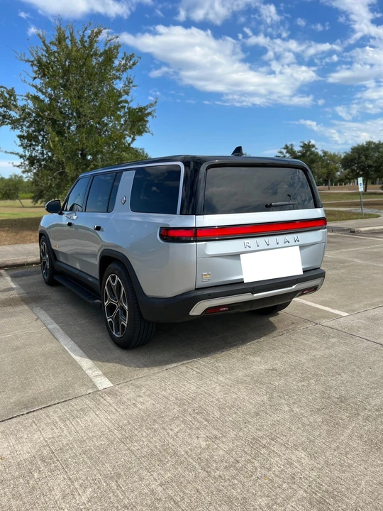2023 Rivian R1S - Image 12 of 31