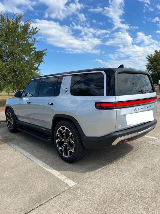 2023 Rivian R1S - Image 11 of 31