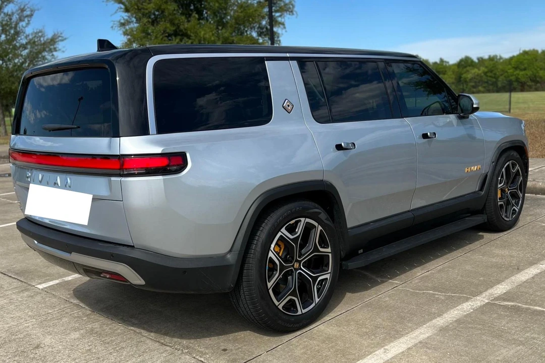 2023 Rivian R1S - Image 17 of 31