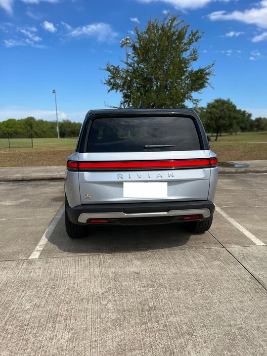 2023 Rivian R1S - Image 14 of 31
