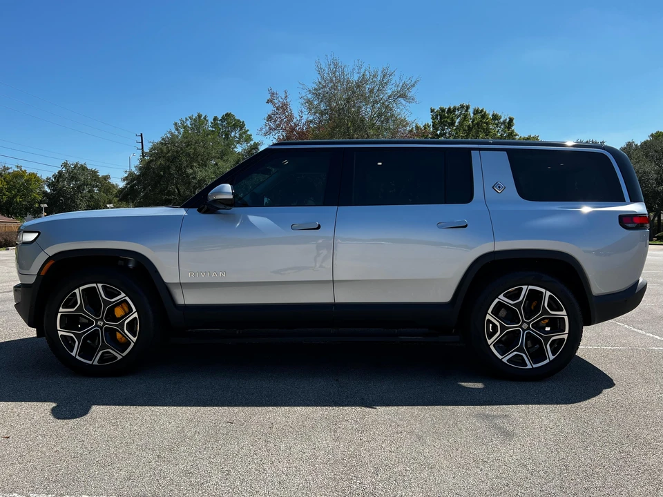 2023 Rivian R1S - Image 10 of 31