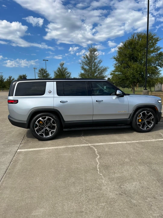 2023 Rivian R1S - Image 18 of 31