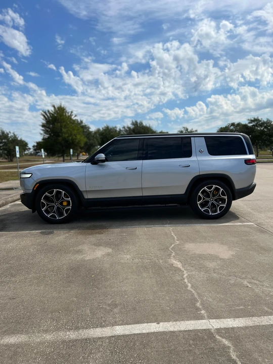 2023 Rivian R1S - Image 9 of 31
