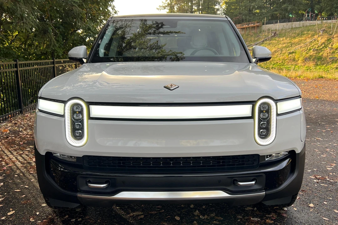 2023 Rivian R1S - Image 2 of 31