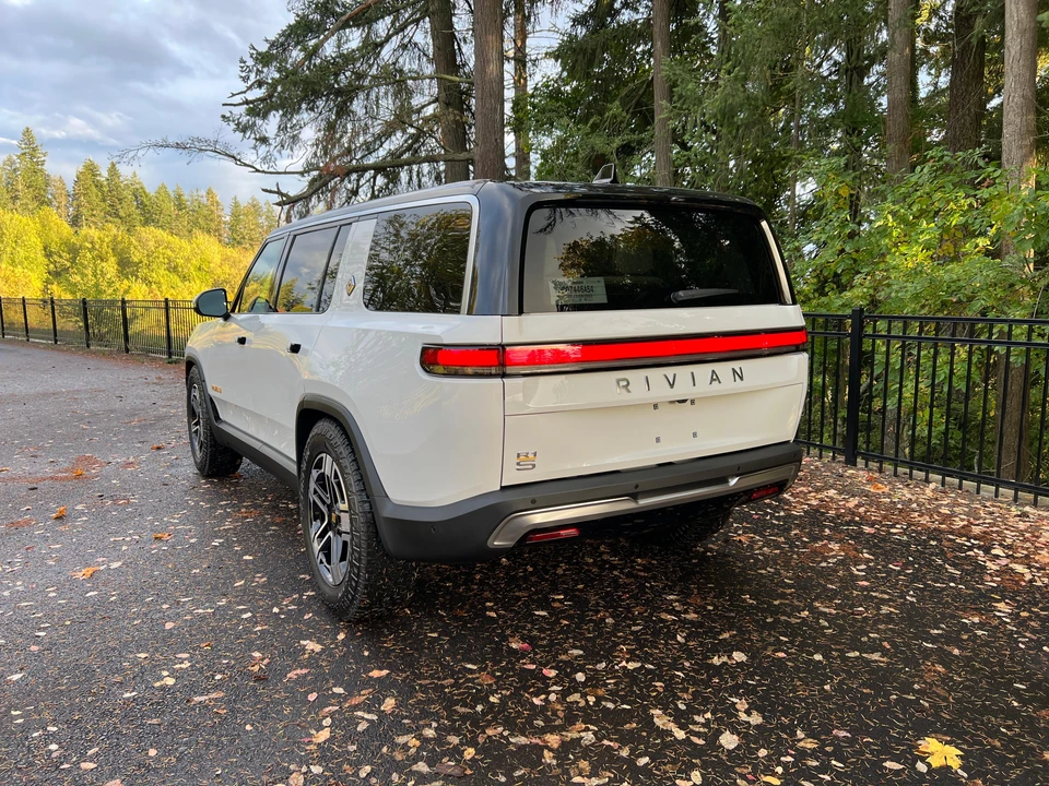 2023 Rivian R1S - Image 9 of 31