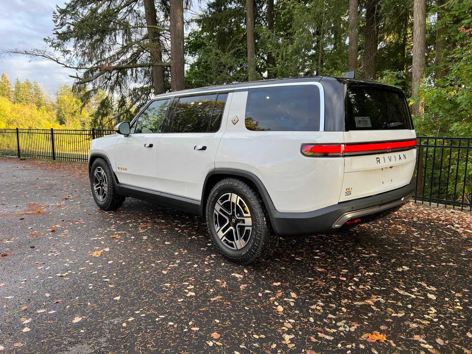 2023 Rivian R1S - Image 8 of 31
