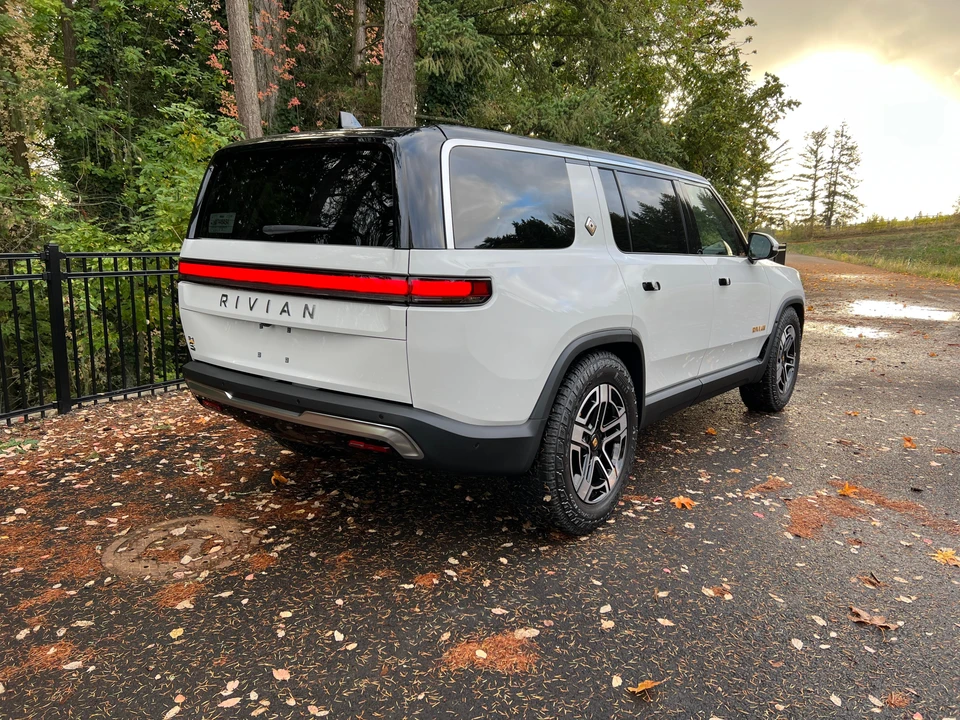 2023 Rivian R1S - Image 11 of 31