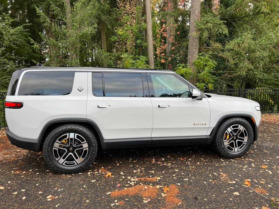 2023 Rivian R1S - Image 12 of 31