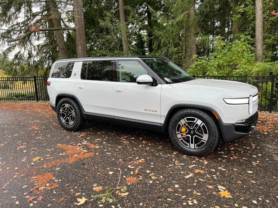 2023 Rivian R1S - Image 13 of 31