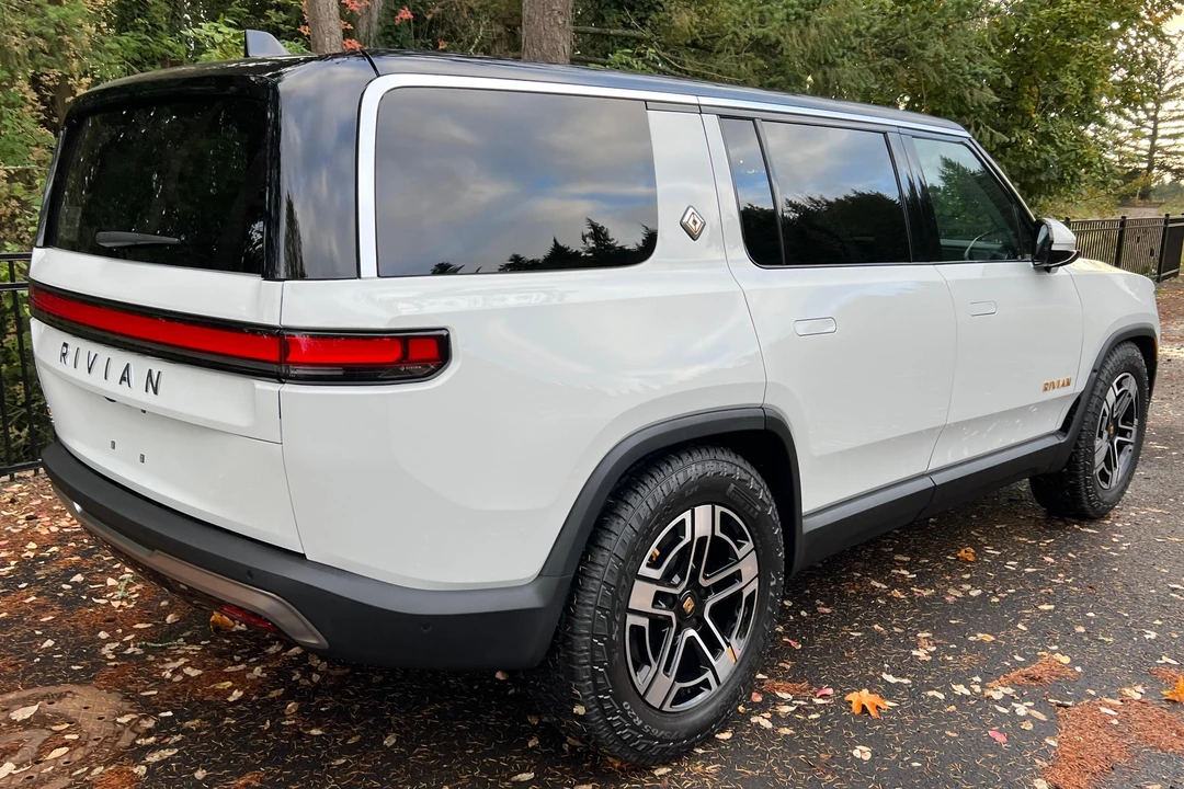 2023 Rivian R1S - Image 4 of 31