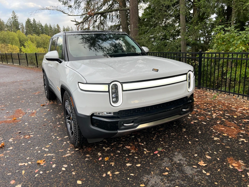 2023 Rivian R1S - Image 15 of 31