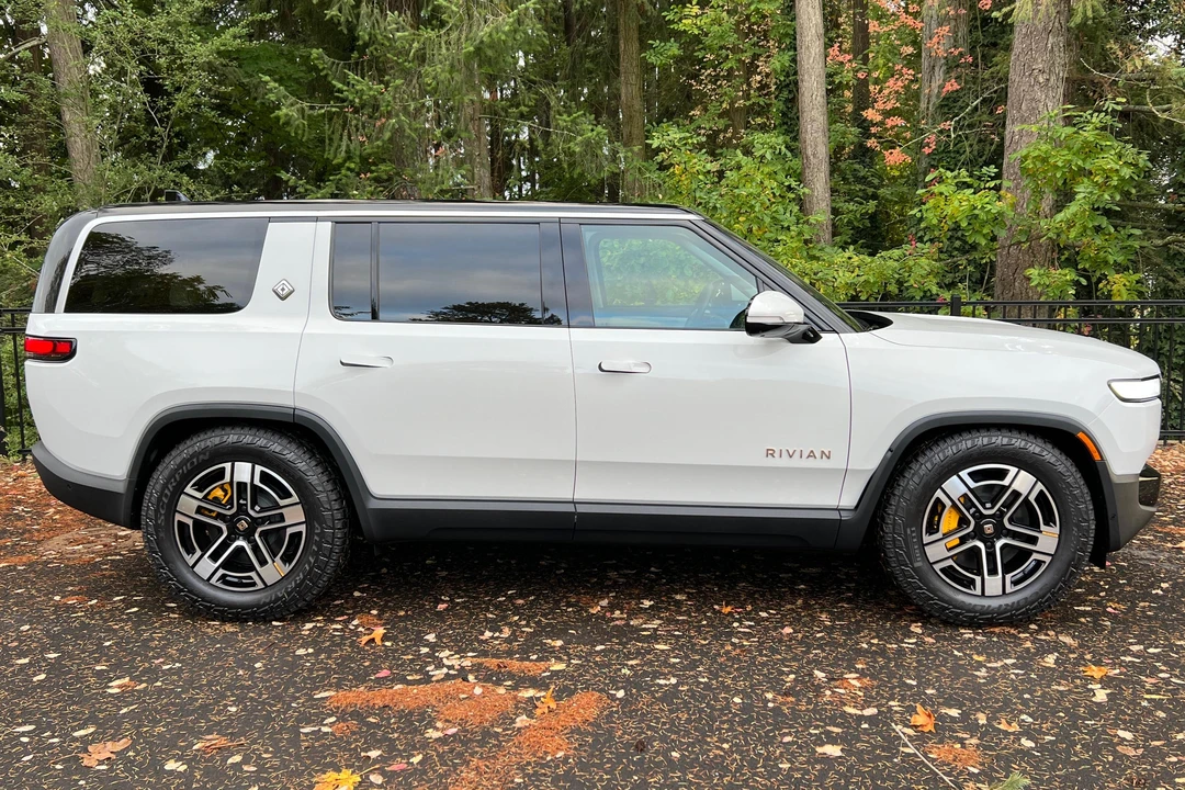 2023 Rivian R1S - Image 3 of 31