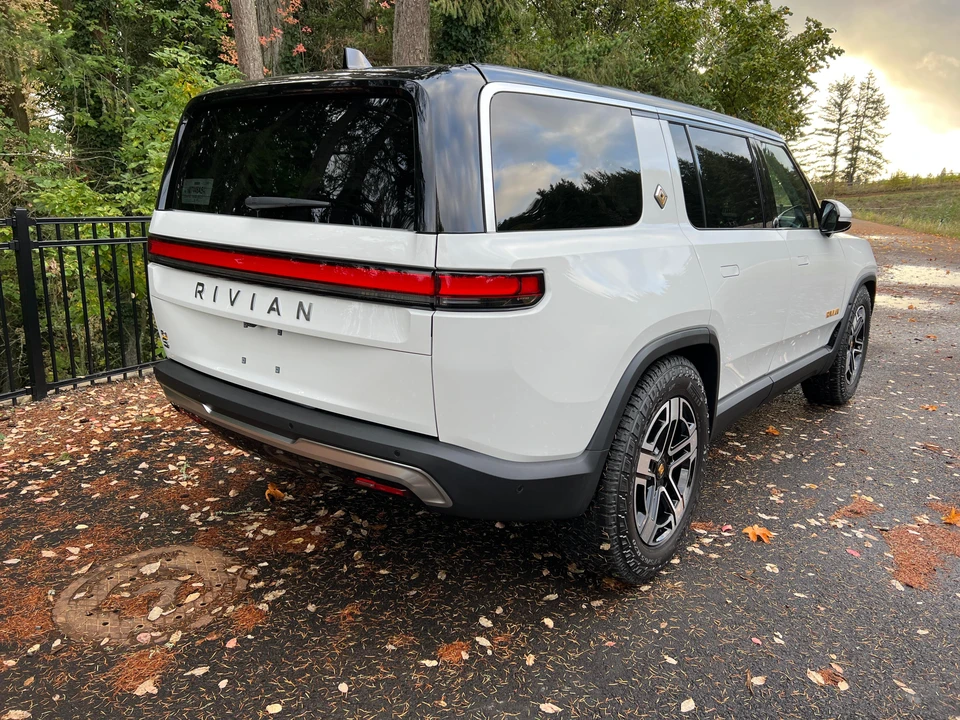 2023 Rivian R1S - Image 10 of 31