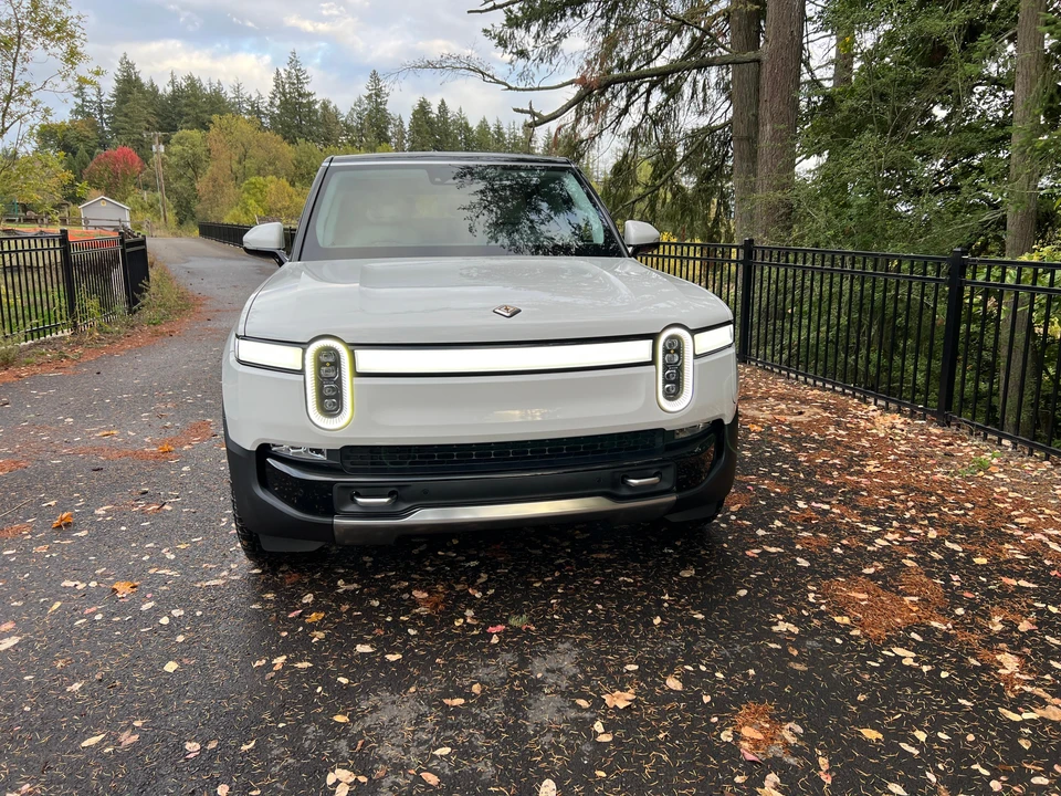2023 Rivian R1S - Image 16 of 31