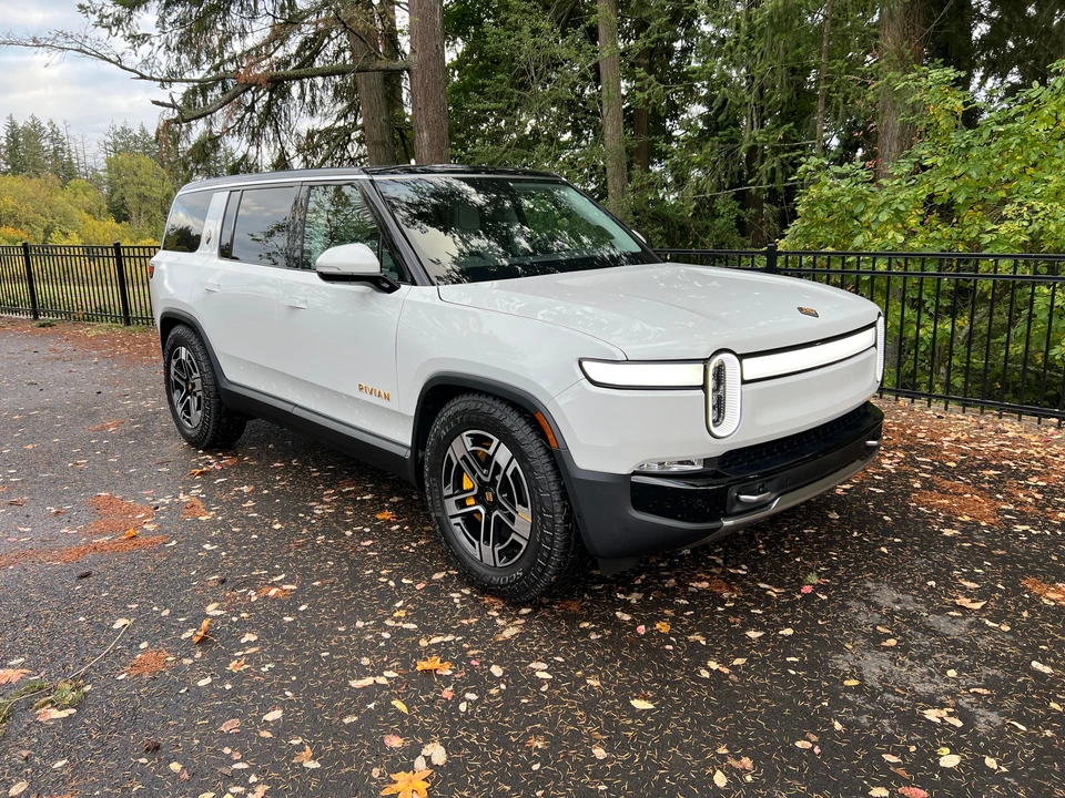 2023 Rivian R1S - Image 14 of 31