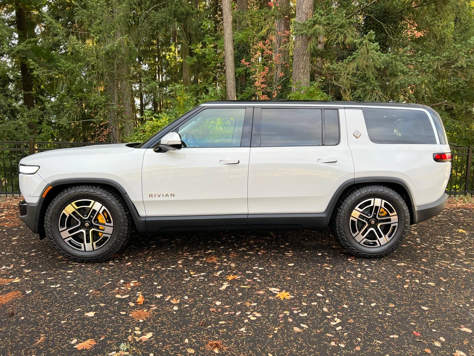 2023 Rivian R1S - Image 7 of 31