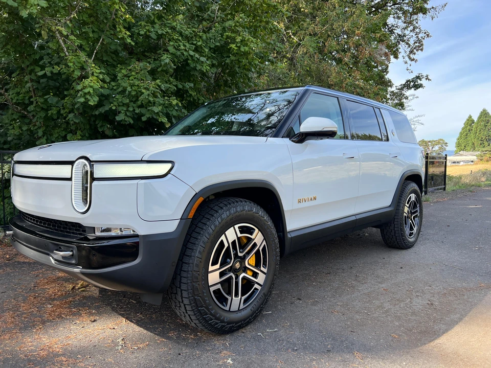 2023 Rivian R1S - Image 21 of 31