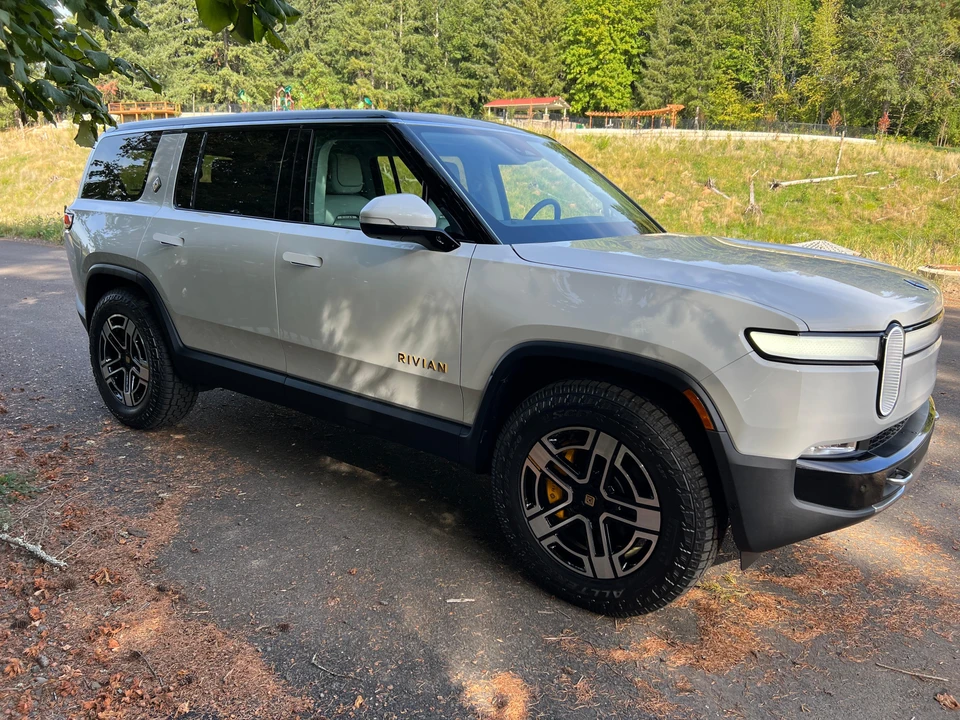 2023 Rivian R1S - Image 28 of 31