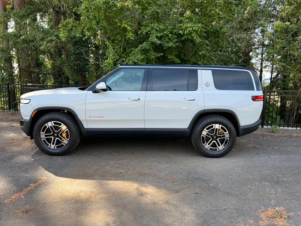 2023 Rivian R1S - Image 24 of 31