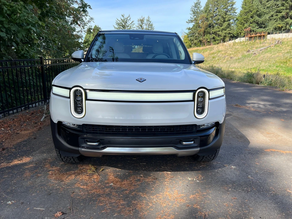 2023 Rivian R1S - Image 19 of 31