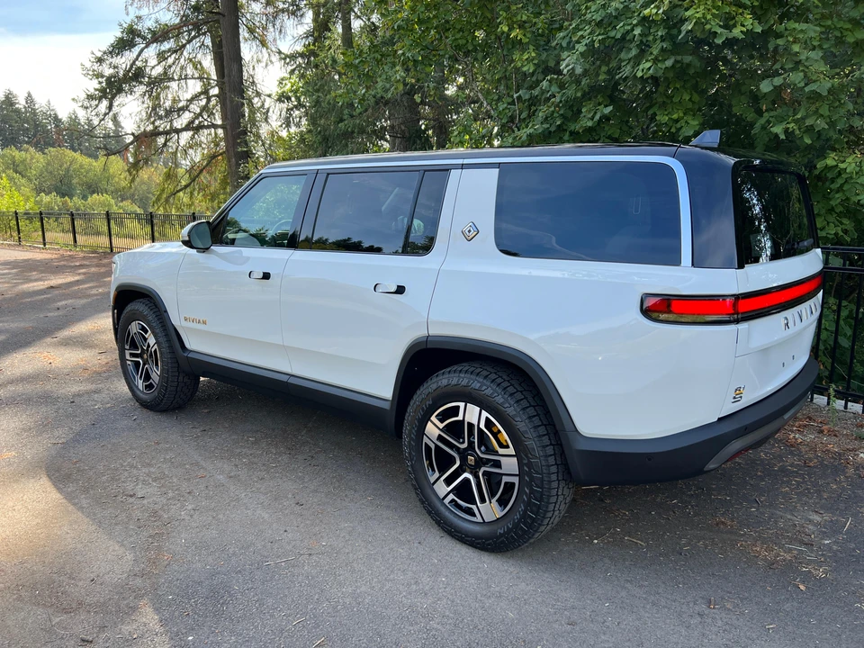 2023 Rivian R1S - Image 25 of 31