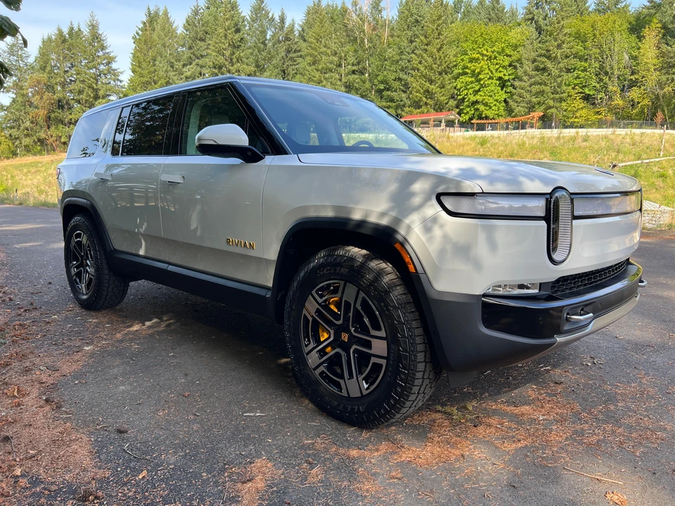 2023 Rivian R1S - Image 29 of 31