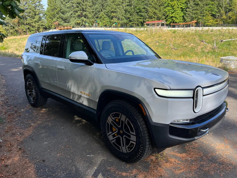 2023 Rivian R1S - Image 31 of 31