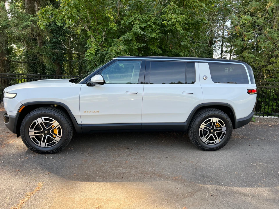 2023 Rivian R1S - Image 23 of 31
