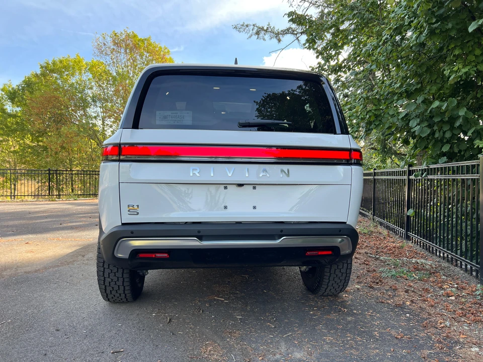 2023 Rivian R1S - Image 27 of 31