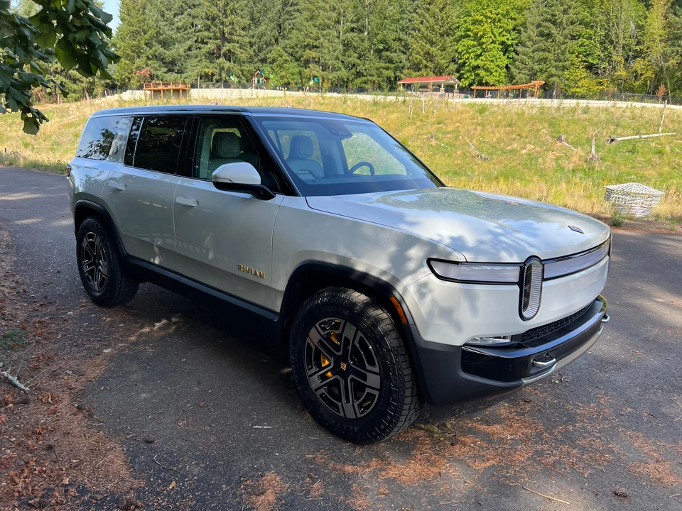 2023 Rivian R1S - Image 30 of 31