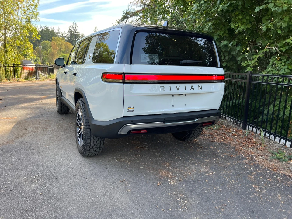 2023 Rivian R1S - Image 26 of 31