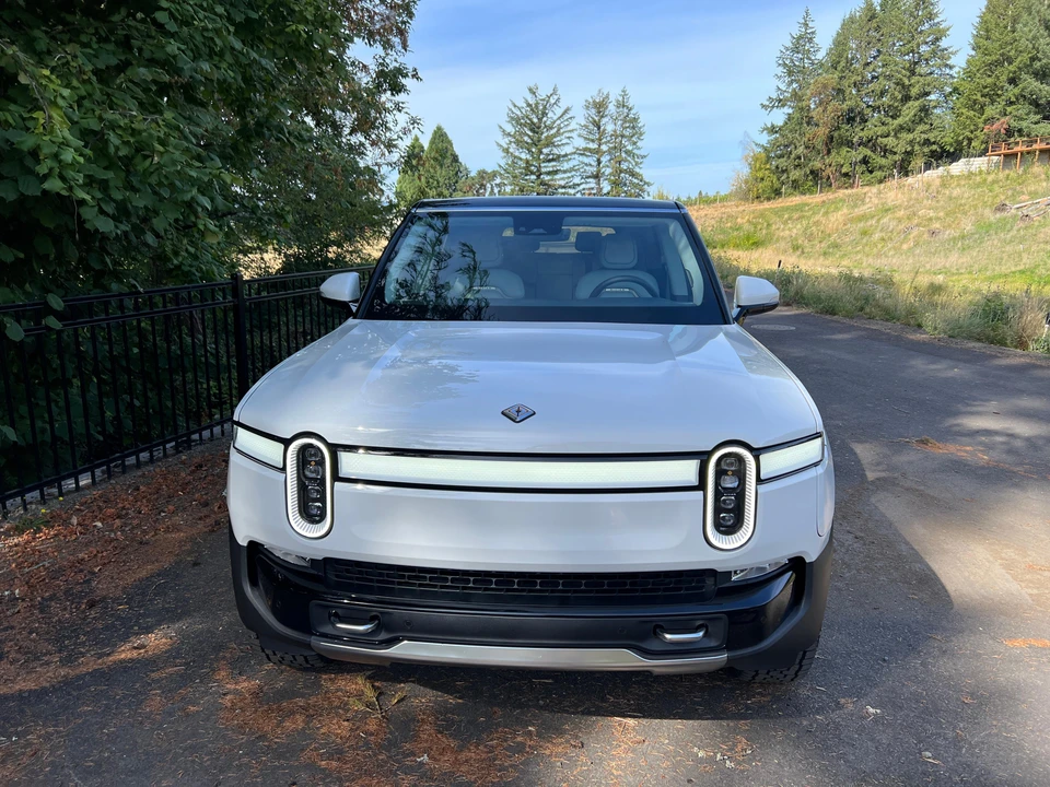 2023 Rivian R1S - Image 17 of 31