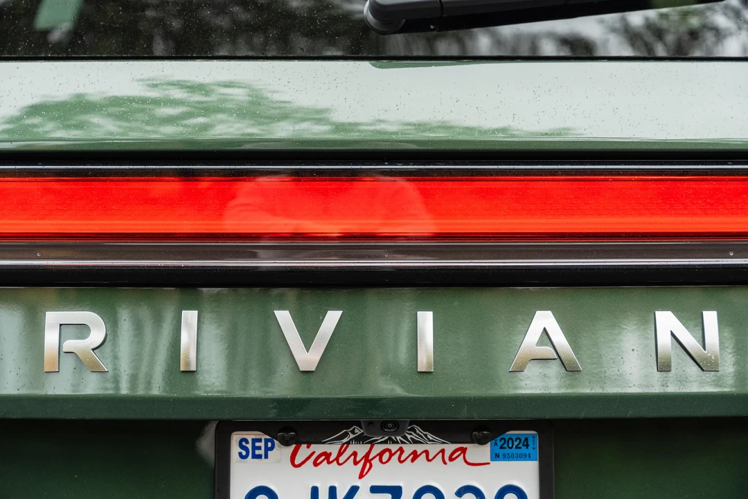 2023 Rivian R1S - Image 29 of 31