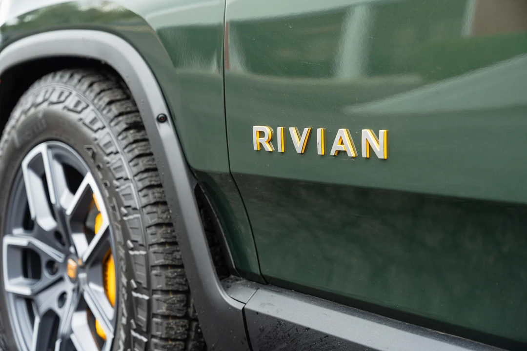 2023 Rivian R1S - Image 24 of 31