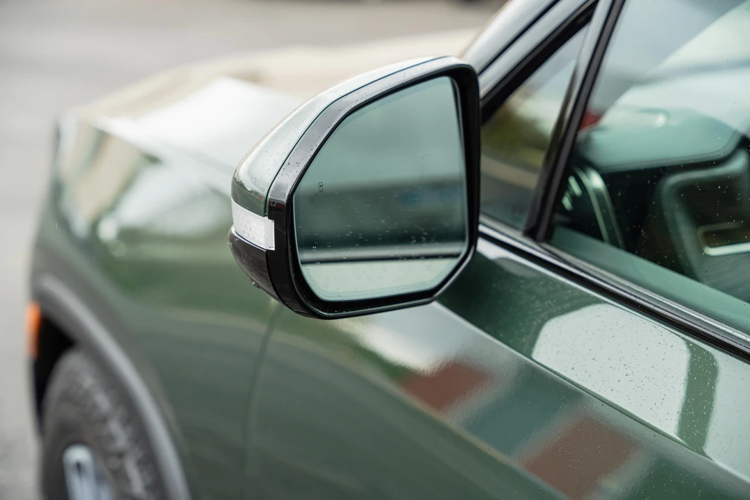 2023 Rivian R1S - Image 25 of 31
