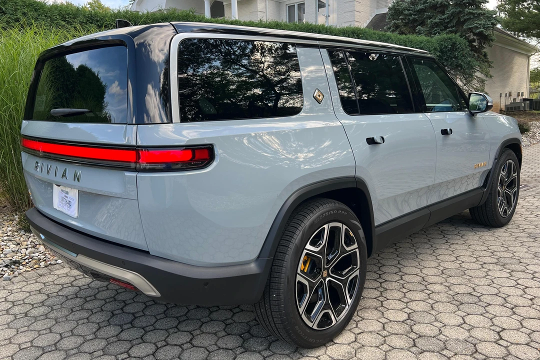 2023 Rivian R1S - Image 4 of 31