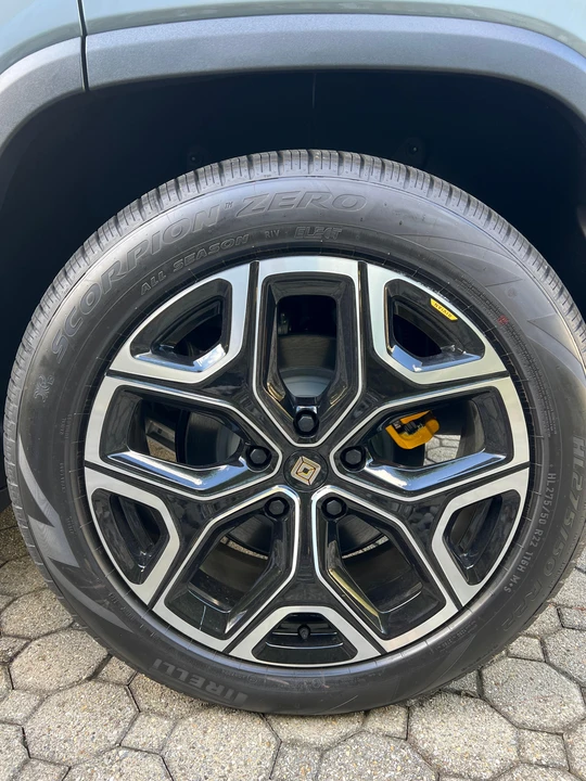 2023 Rivian R1S - Image 26 of 31