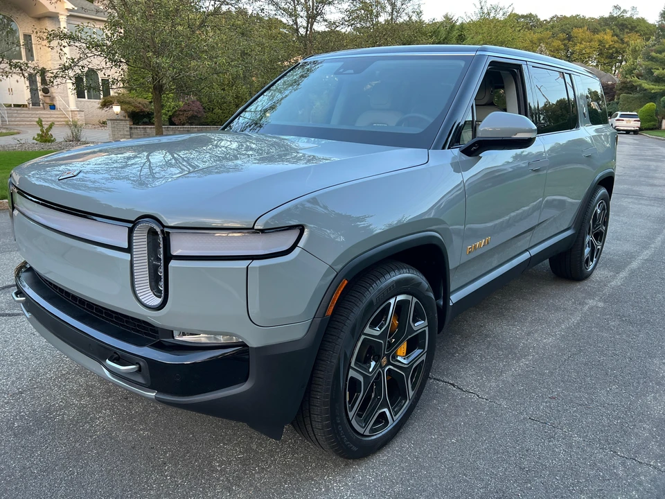2023 Rivian R1S - Image 7 of 31