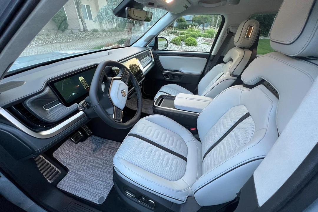 2023 Rivian R1S - Image 29 of 31