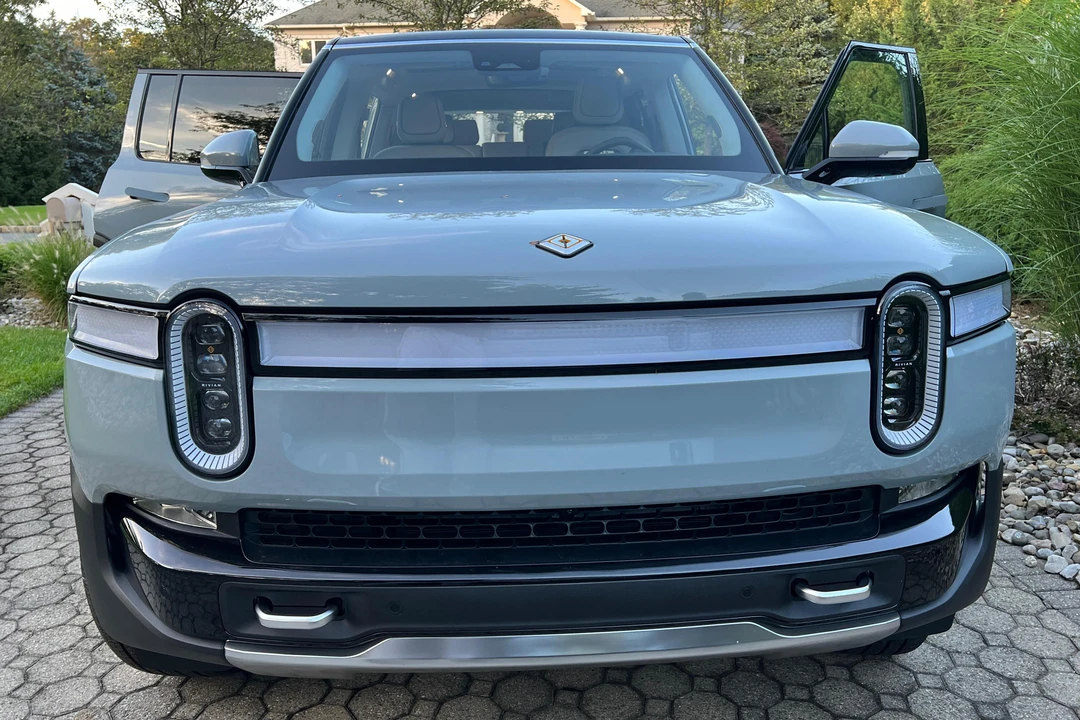 2023 Rivian R1S - Image 2 of 31