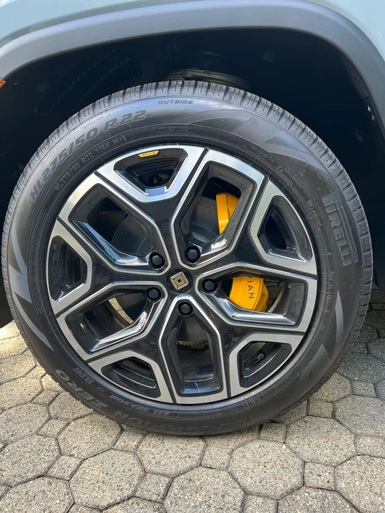 2023 Rivian R1S - Image 24 of 31