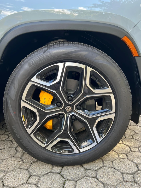 2023 Rivian R1S - Image 27 of 31