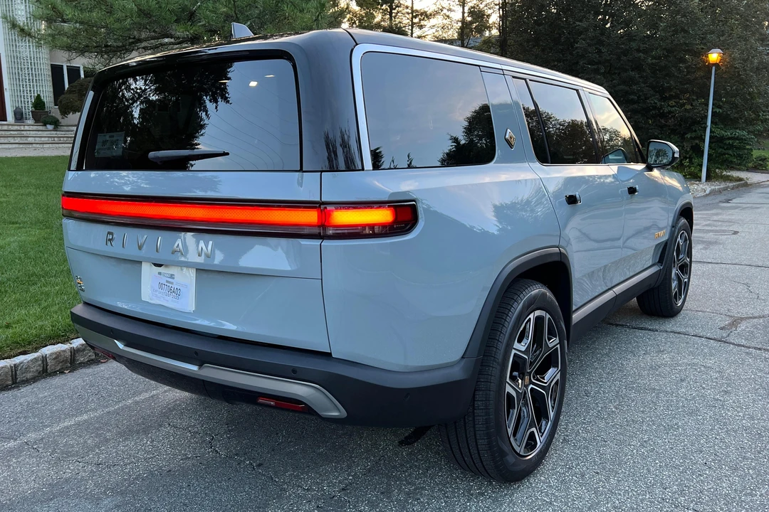 2023 Rivian R1S - Image 10 of 31