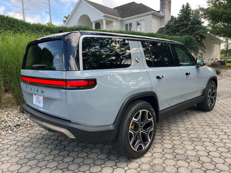 2023 Rivian R1S - Image 11 of 31