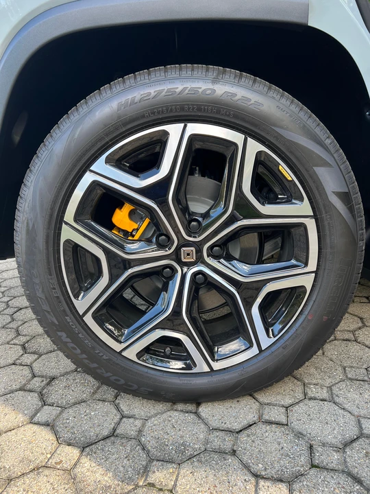 2023 Rivian R1S - Image 25 of 31