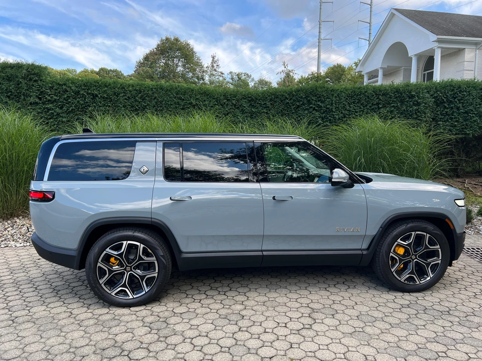 2023 Rivian R1S - Image 13 of 31