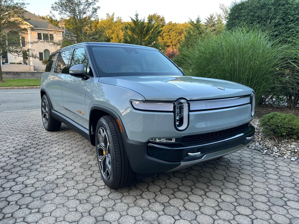 2023 Rivian R1S - Image 16 of 31