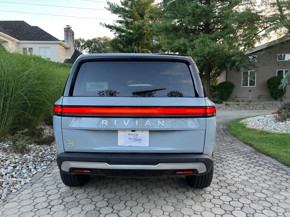 2023 Rivian R1S - Image 9 of 31