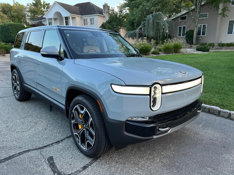 2023 Rivian R1S - Image 15 of 31
