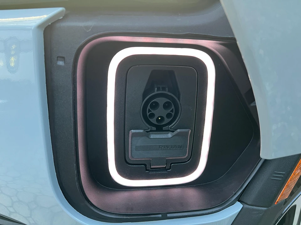 2023 Rivian R1S - Image 19 of 31